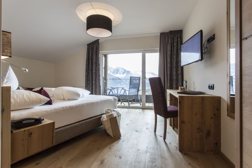 Comfort Double Room | Minibar, in-room safe, desk, blackout drapes