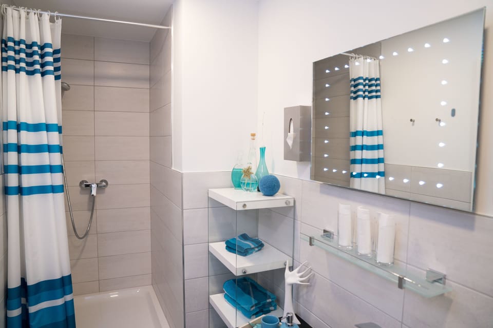 Luxury Quadruple Room, Multiple Beds (Turkis / Grey Nr 12) | Bathroom | Shower, hair dryer, slippers, soap