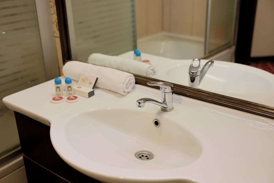 Standard Single Room, Non Smoking | Bathroom | Bathtub, deep soaking tub, free toiletries, hair dryer