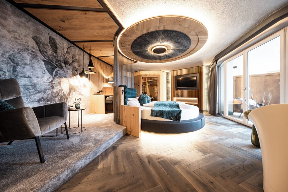 Deluxe Suite, Garden View | Hypo-allergenic bedding, minibar, in-room safe, desk