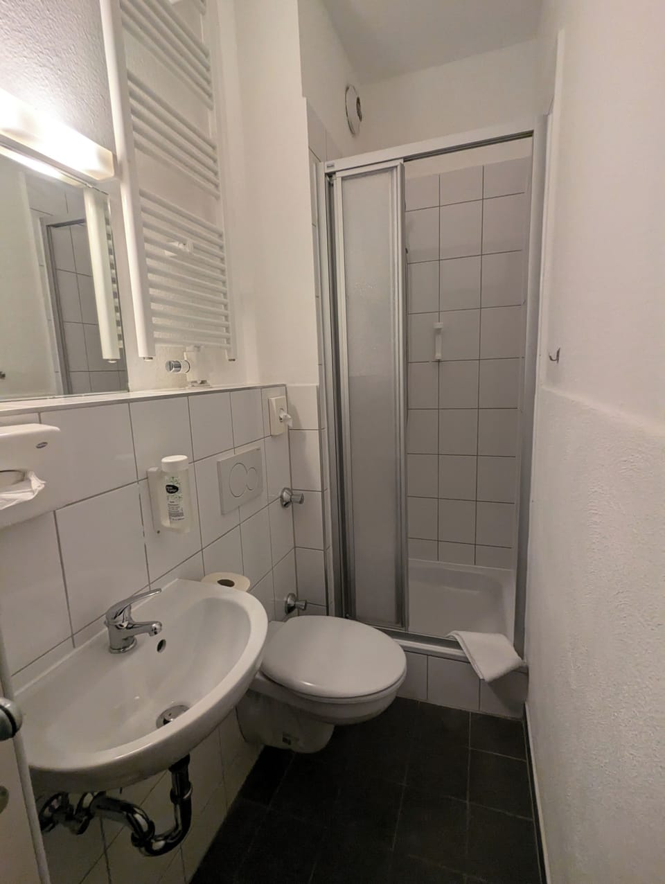 Standard Single Room | Bathroom | Shower, rainfall showerhead, free toiletries, hair dryer
