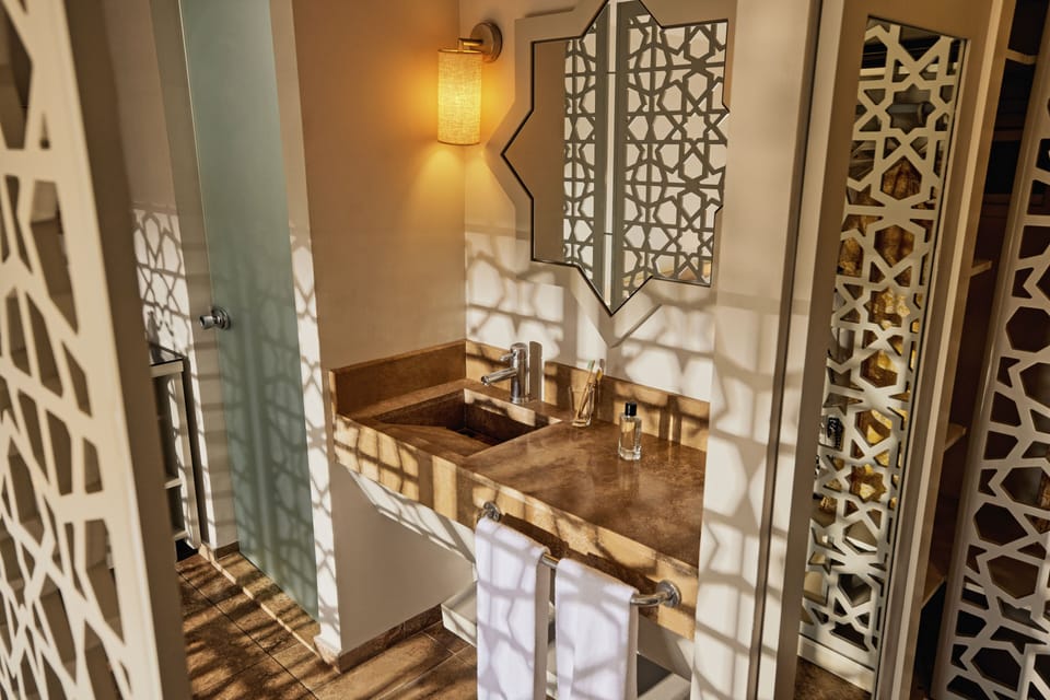 Bungalow Standard | Bathroom | Eco-friendly toiletries, hair dryer, slippers, towels