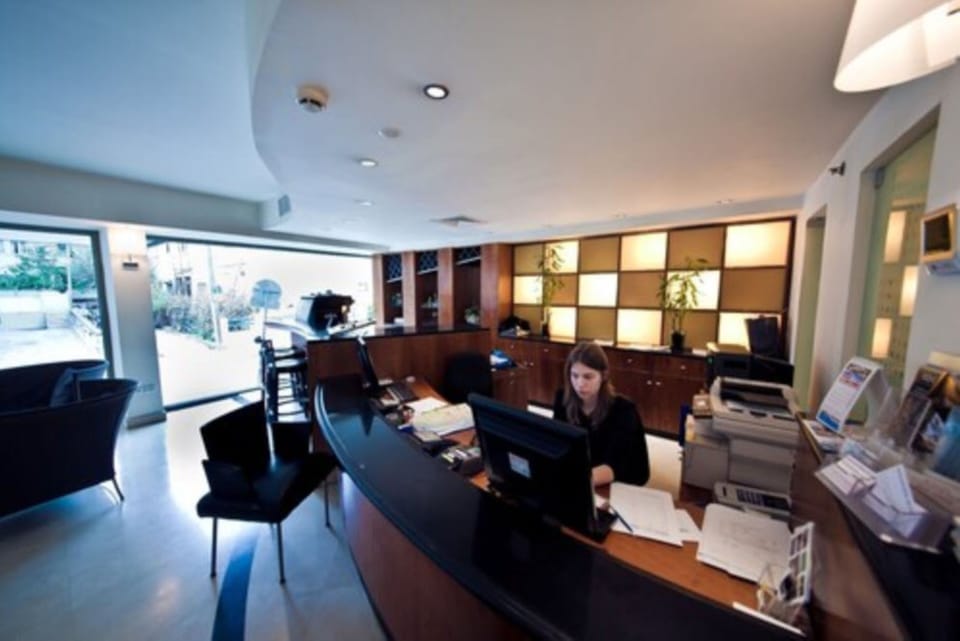 Lobby lounge