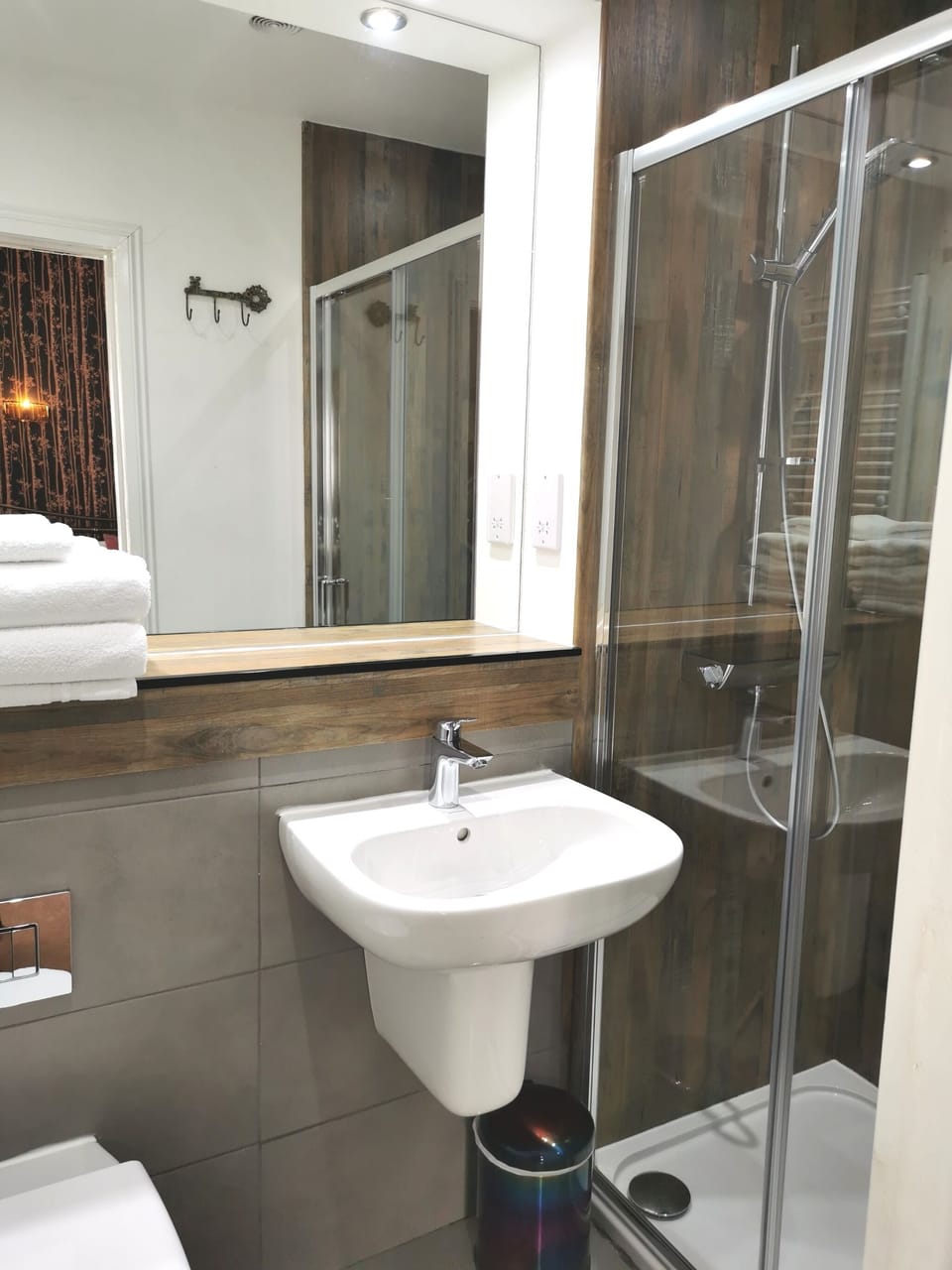 Deluxe Double Room, Multiple Beds, Non Smoking, Ensuite (House Super King Room 3-1st Floor) | Bathroom | Free toiletries, hair dryer, towels, soap