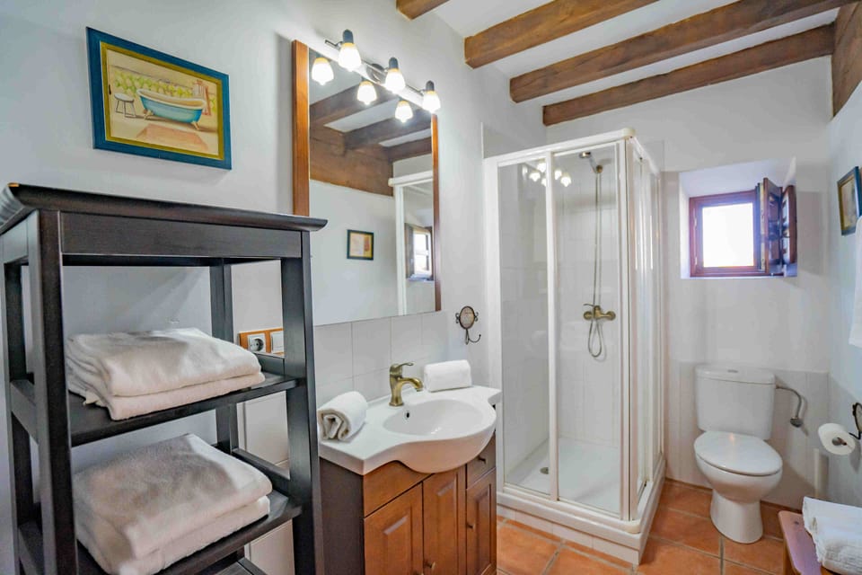 Superior Apartment, 2 Bedrooms | Bathroom | Shower, rainfall showerhead, hair dryer, towels