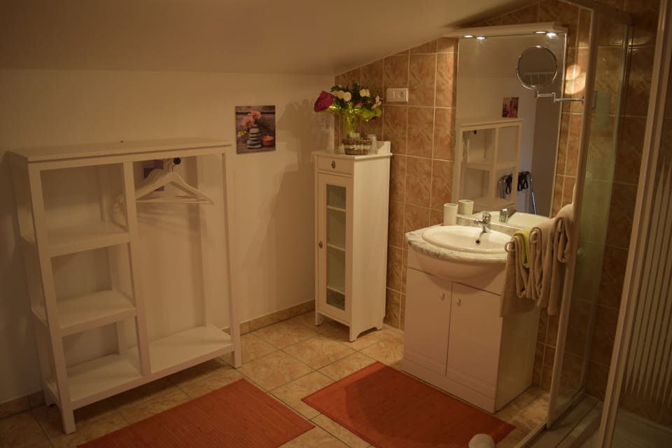 Comfort Room, Non Smoking (Jardin d'Eté) | Bathroom amenities | Shower, free toiletries, towels