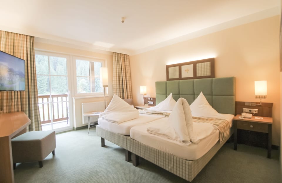 Hypo-allergenic bedding available, in-room safe, desk, blackout drapes