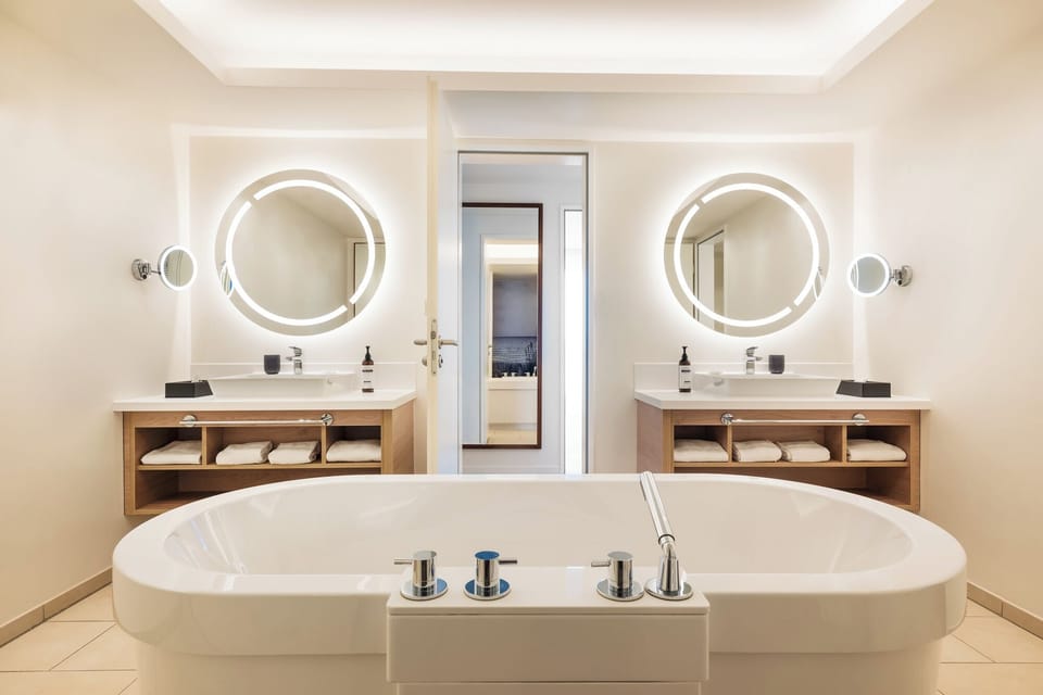 Grand Suite | Bathroom | Hair dryer, towels