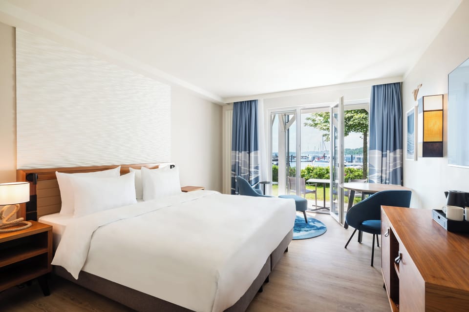 Room, 1 King Bed | In-room safe, desk, blackout drapes, iron/ironing board