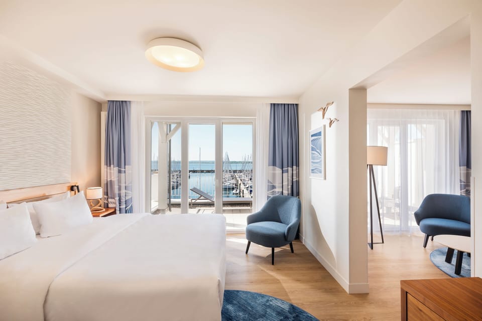 Deluxe Suite | In-room safe, desk, blackout drapes, iron/ironing board