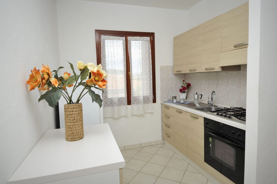Full-size fridge, oven, stovetop, coffee/tea maker