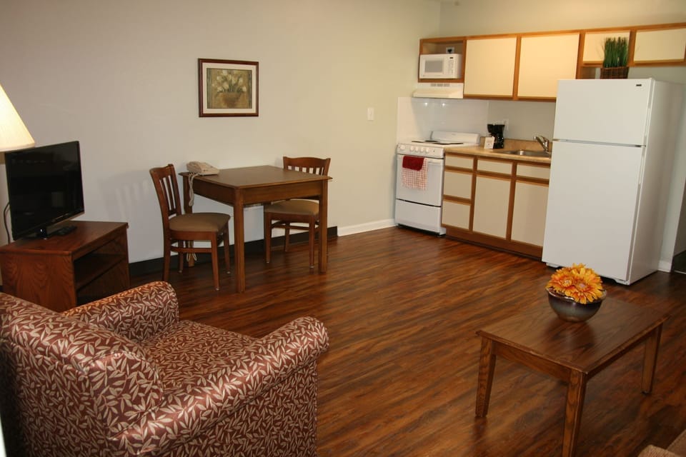 Suite, 1 Bedroom | 1 bedroom, desk, iron/ironing board, free WiFi