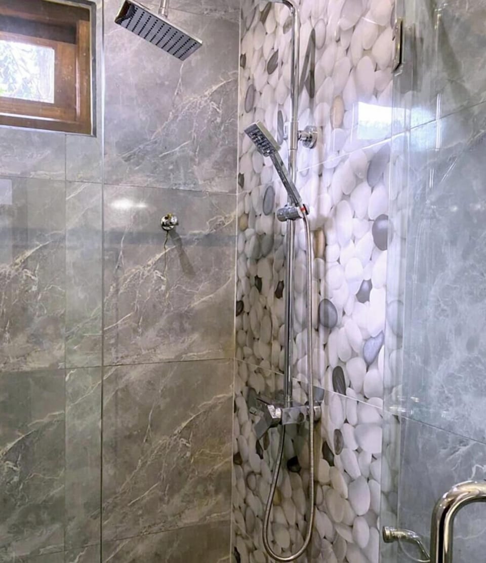 Premier Triple Room | Bathroom | Free toiletries, hair dryer, bathrobes, slippers