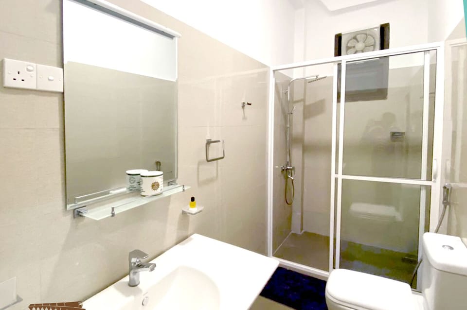 Deluxe Double Room, 1 Queen Bed, Non Smoking, Garden View | Bathroom | Free toiletries, hair dryer, bathrobes, slippers