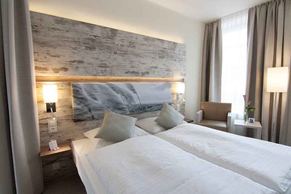 Standard Double Room | Minibar, in-room safe, desk, soundproofing