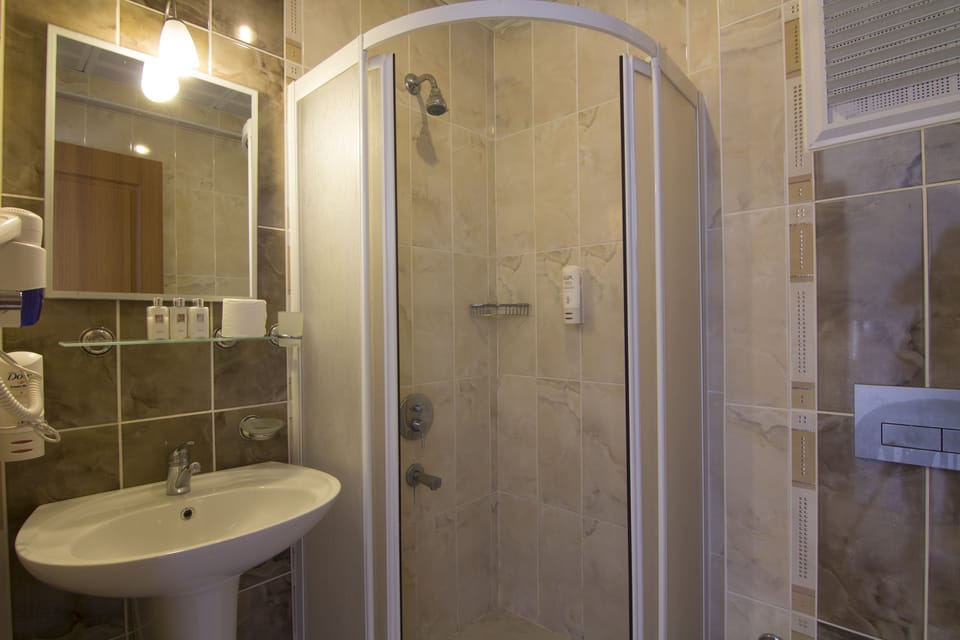 Standard Room, 1 Bedroom | Minibar, in-room safe, soundproofing, free cribs/infant beds