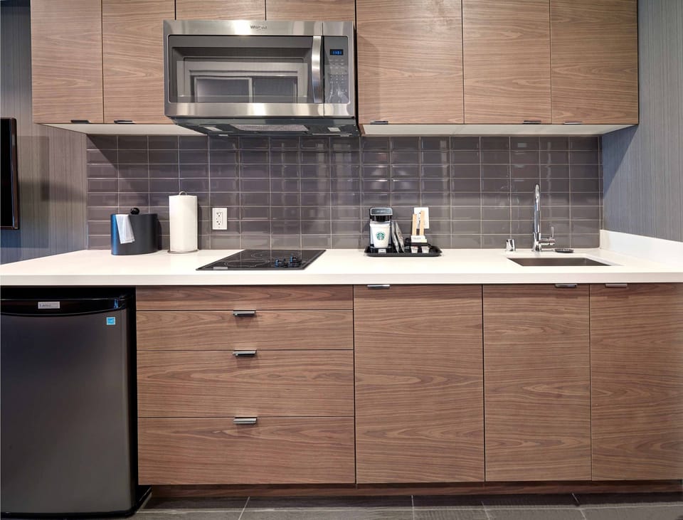 Standard Suite, 1 King Bed with Sofa bed (Kitchenette) | Private kitchenette | Fridge, coffee/tea maker