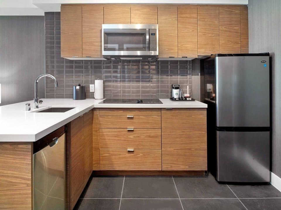 Standard Suite, 1 King Bed with Sofa bed, Kitchen | Private kitchenette | Fridge, coffee/tea maker