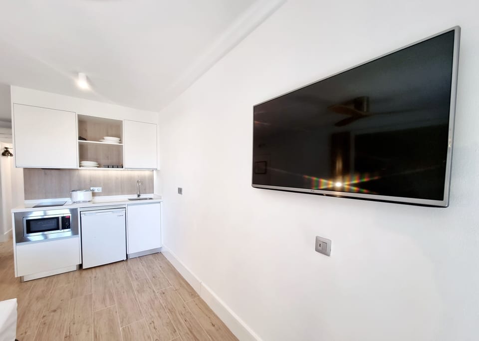 Studio | Private kitchen | Fridge, microwave, stovetop, electric kettle