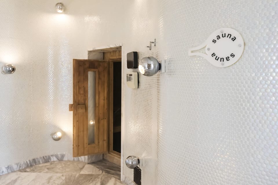 Sauna, hot tub, steam room, Turkish bath, body treatments, hydrotherapy