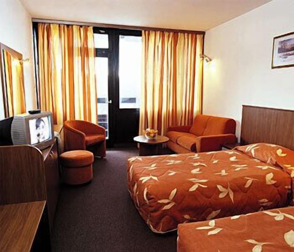Pillowtop beds, desk