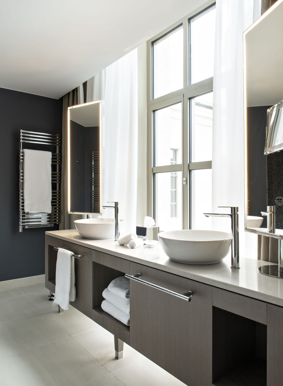 Intercontinental, Club Room, 2 Twin Beds | Bathroom | Combined shower/tub, designer toiletries, hair dryer, bathrobes