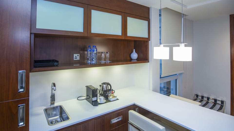 Studio, 1 King Bed (Centro) | Hypo-allergenic bedding, minibar, in-room safe, desk