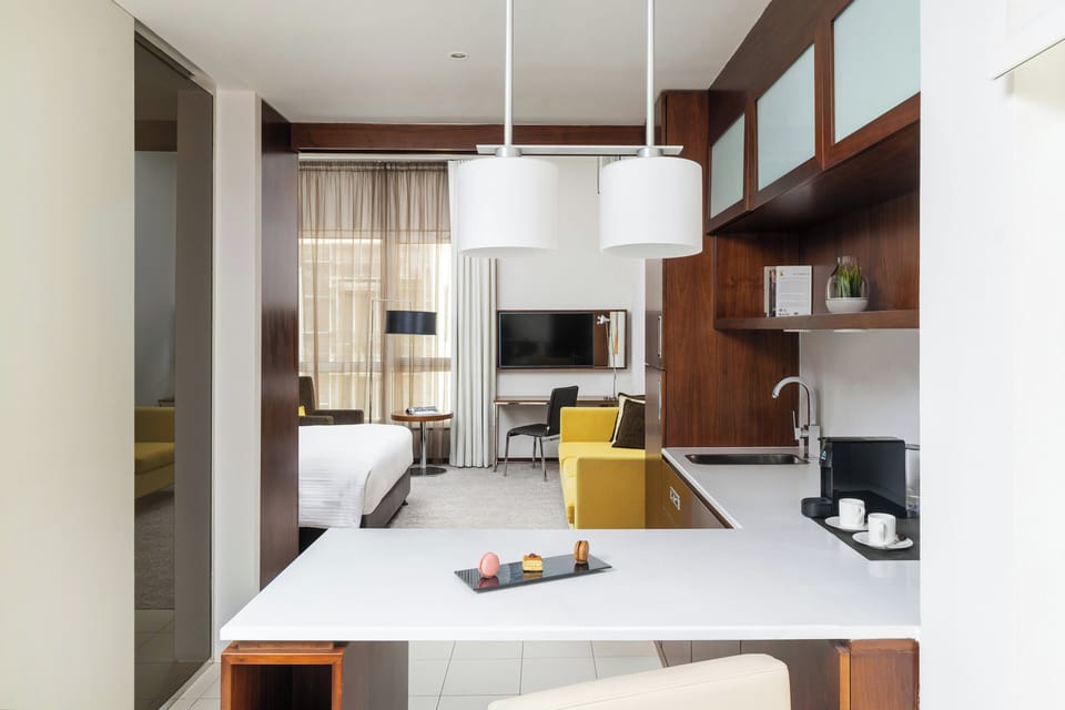 Studio, 1 King Bed (Centro) | Hypo-allergenic bedding, minibar, in-room safe, desk