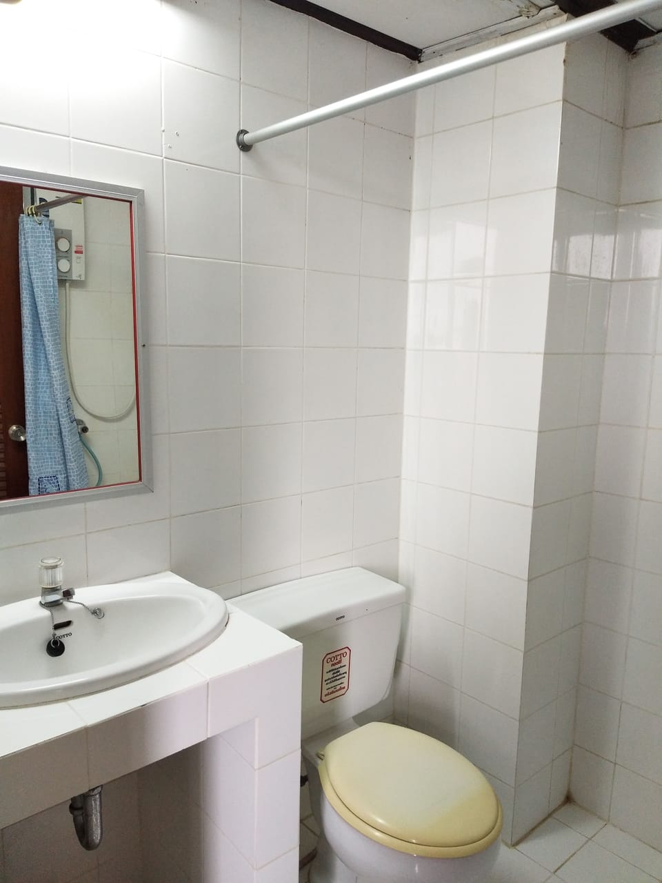 Standard Double Room | Bathroom | Shower, free toiletries, towels