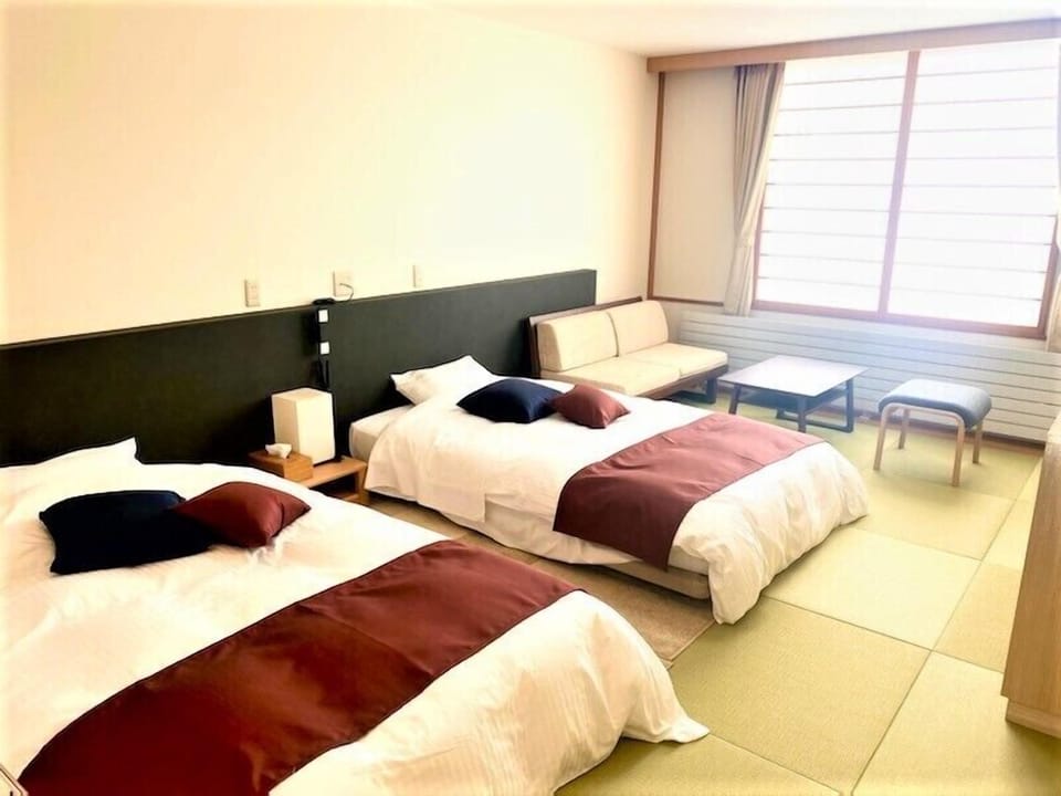 Executive Twin Room, Non Smoking | In-room safe, desk, free WiFi, bed sheets