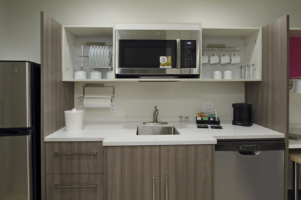 Coffee/tea maker, full-size fridge, microwave, dishwasher