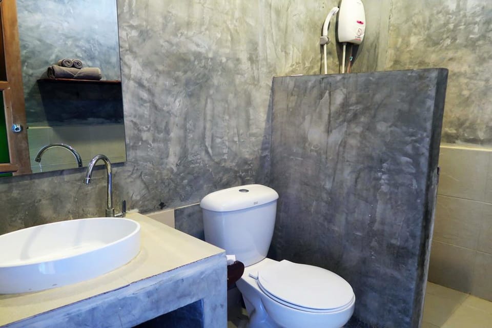 Shower, rainfall showerhead, free toiletries, towels