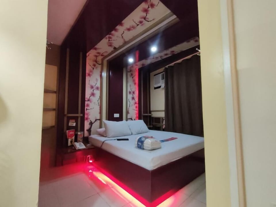 Executive Room, 1 Queen Bed | In-room safe, iron/ironing board, free WiFi, bed sheets