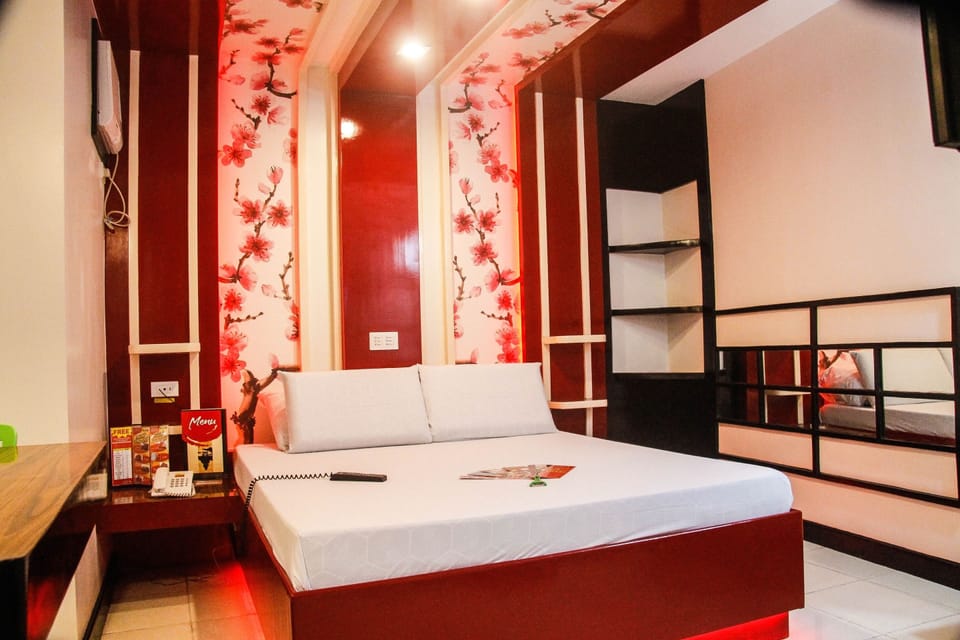 Executive Room, 1 Queen Bed | In-room safe, iron/ironing board, free WiFi, bed sheets