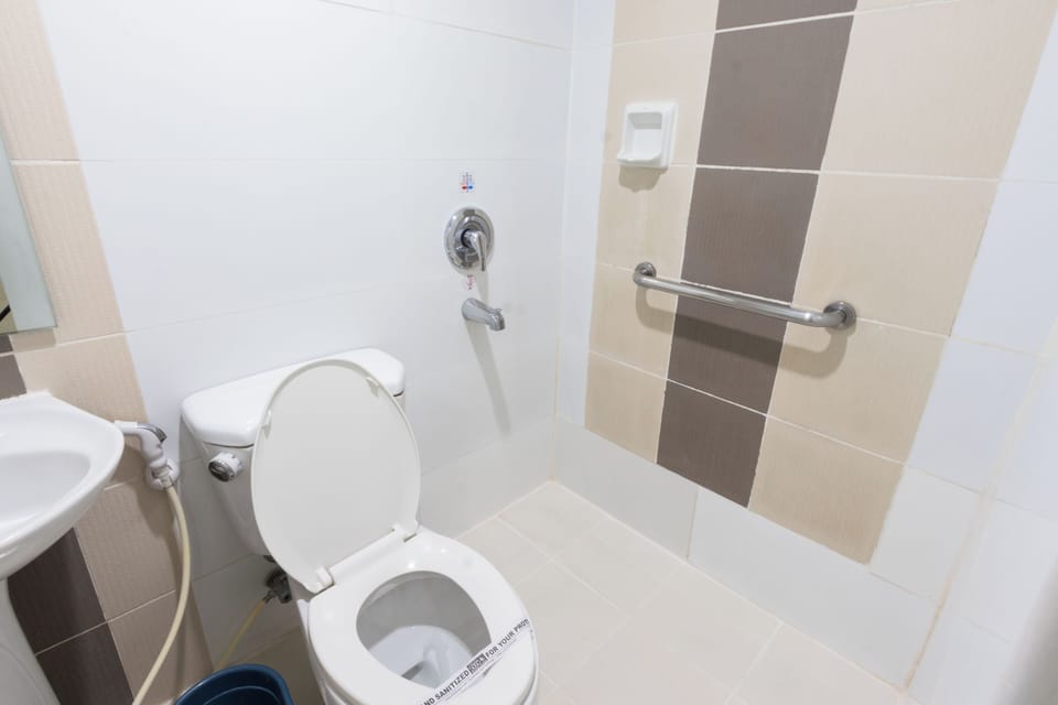 Shower, free toiletries, hair dryer, slippers