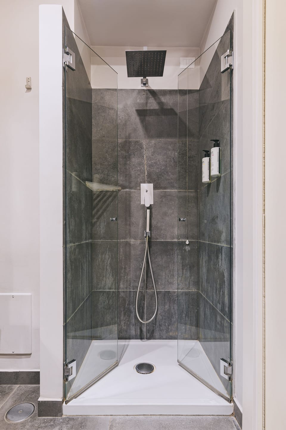 Superior Triple Room | Bathroom | Shower, free toiletries, hair dryer, bidet
