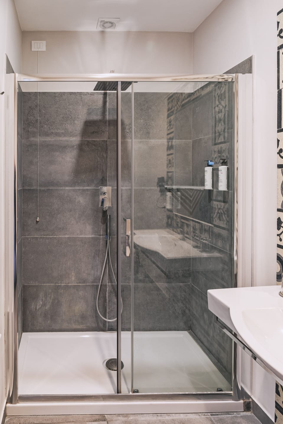 Superior Triple Room | Bathroom | Shower, free toiletries, hair dryer, bidet