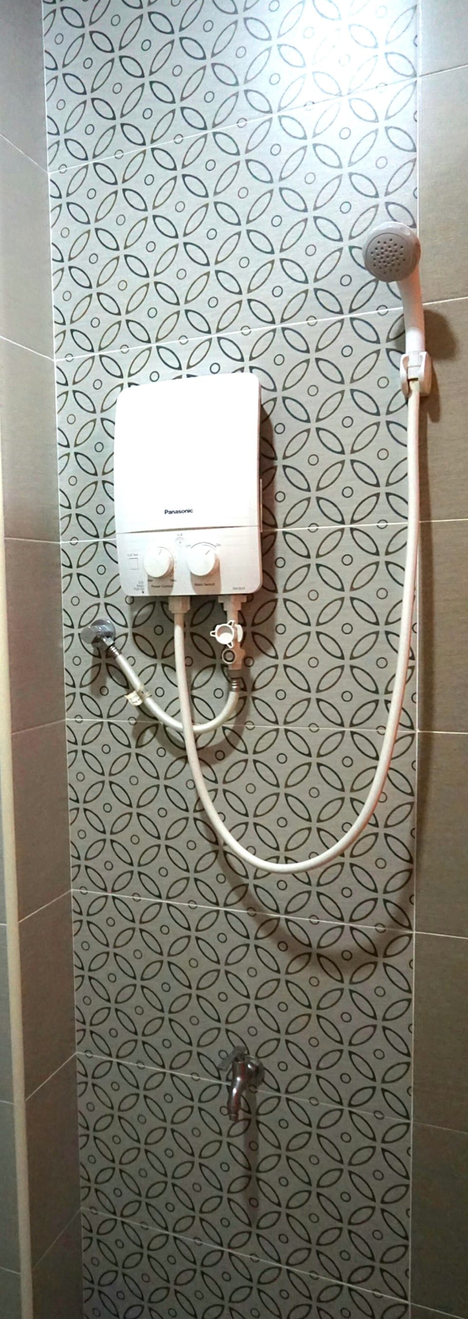 Family Room | Bathroom shower