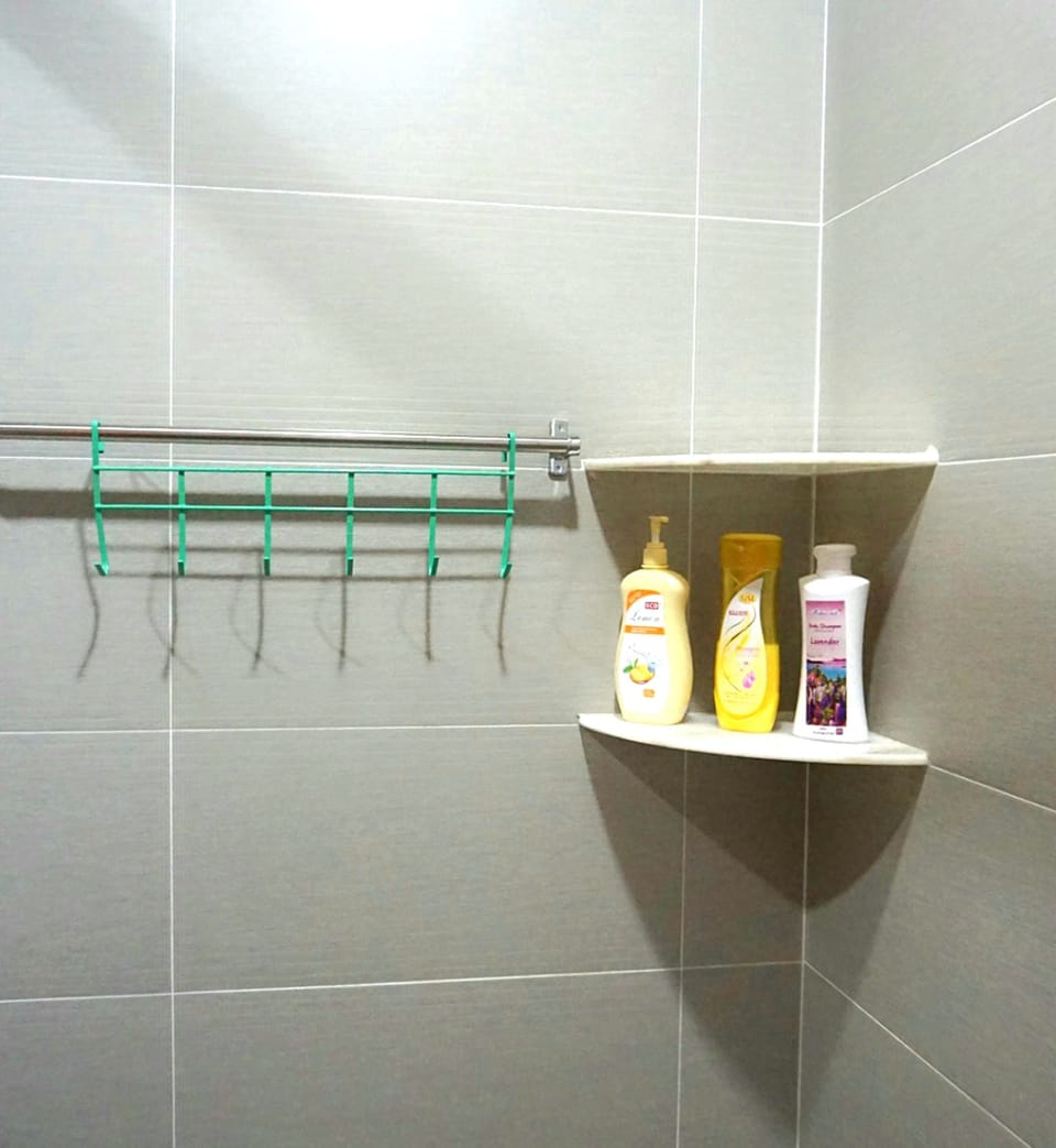 Family Room | Bathroom amenities | Shower, free toiletries, hair dryer, towels