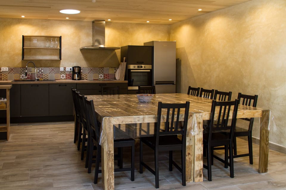 Full-size fridge, microwave, toaster, highchair
