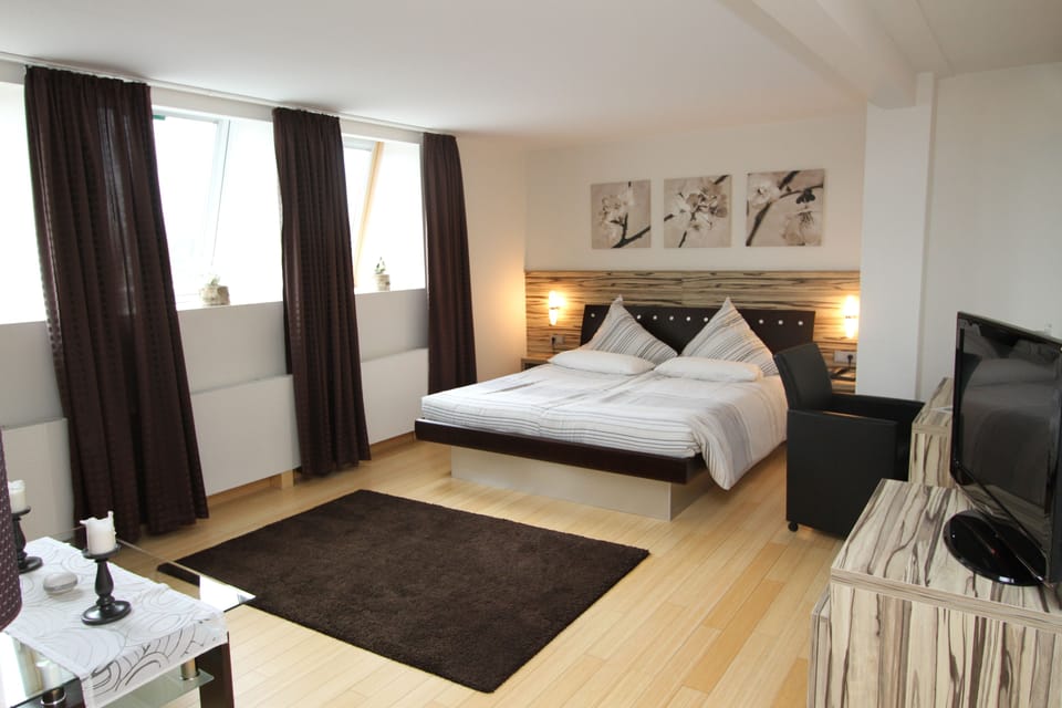 Junior Suite (Waterbed) | Minibar, desk, free cribs/infant beds, free WiFi