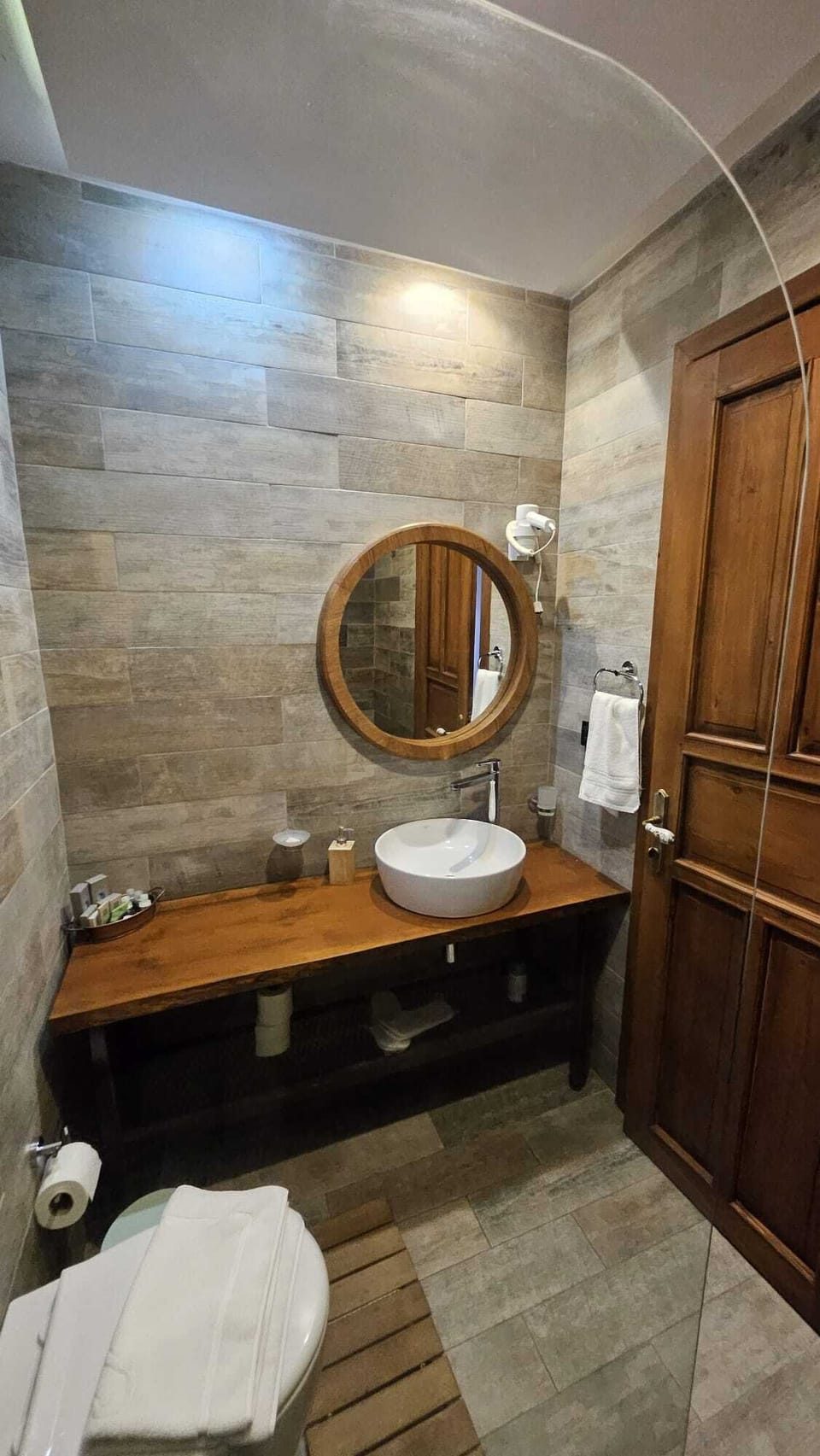 Double or Twin Room | Bathroom | Shower, hydromassage showerhead, free toiletries, hair dryer