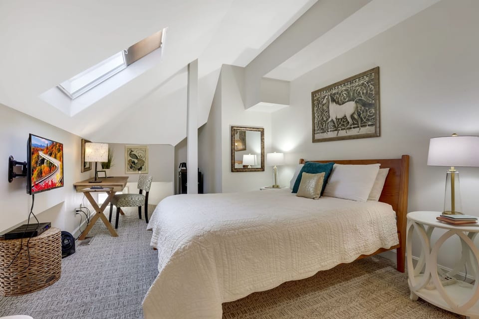 Classic Room, 1 Queen Bed, Non Smoking, Private Bathroom | Premium bedding, individually decorated, individually furnished, desk