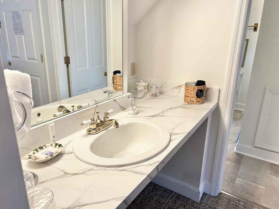 Classic Room, 1 Queen Bed, Non Smoking, Private Bathroom | Premium bedding, individually decorated, individually furnished, desk