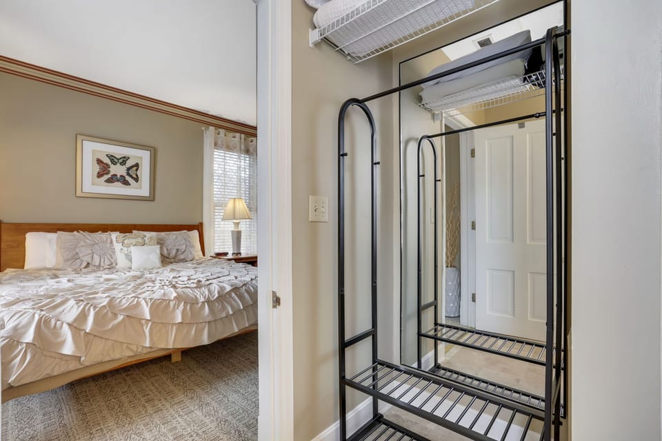 Classic Room, 1 King Bed, Non Smoking, Private Bathroom | Bathroom | Combined shower/tub, hair dryer, towels