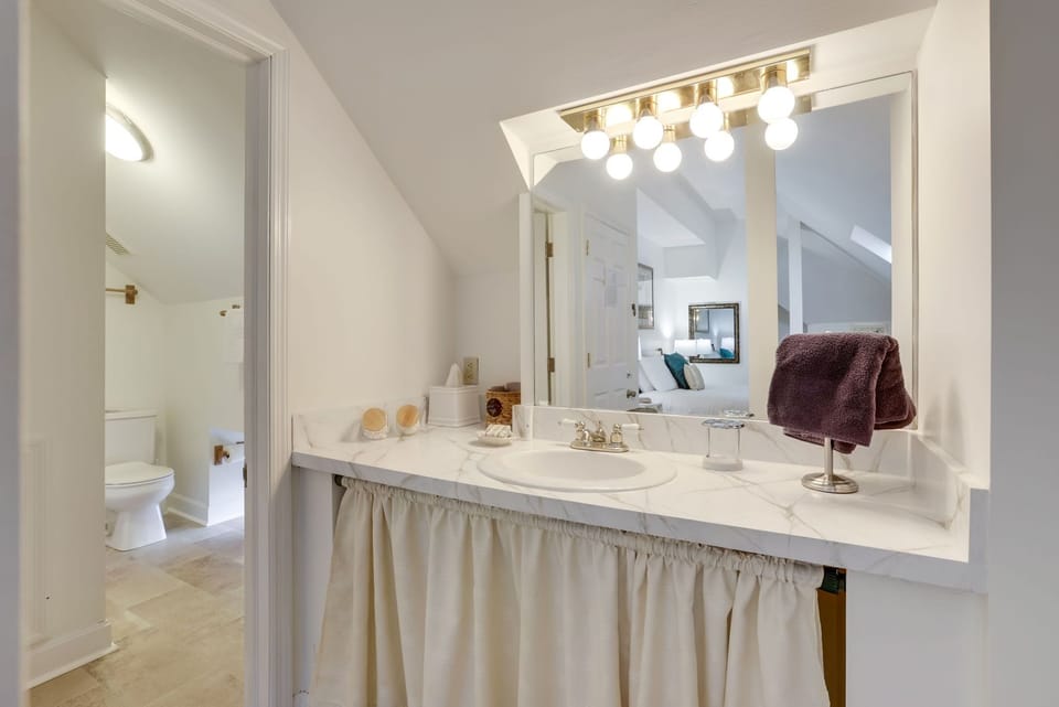 Classic Room, 1 Queen Bed, Non Smoking, Private Bathroom | Bathroom | Combined shower/tub, hair dryer, towels