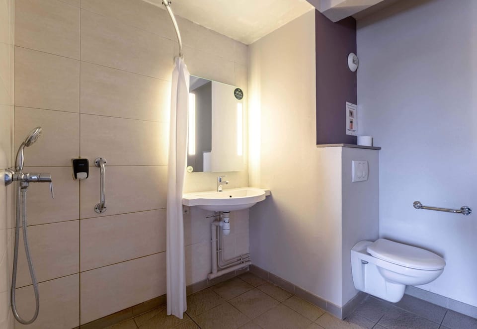 Triple Room, Accessible, Non Smoking | Bathroom | Shower, towels