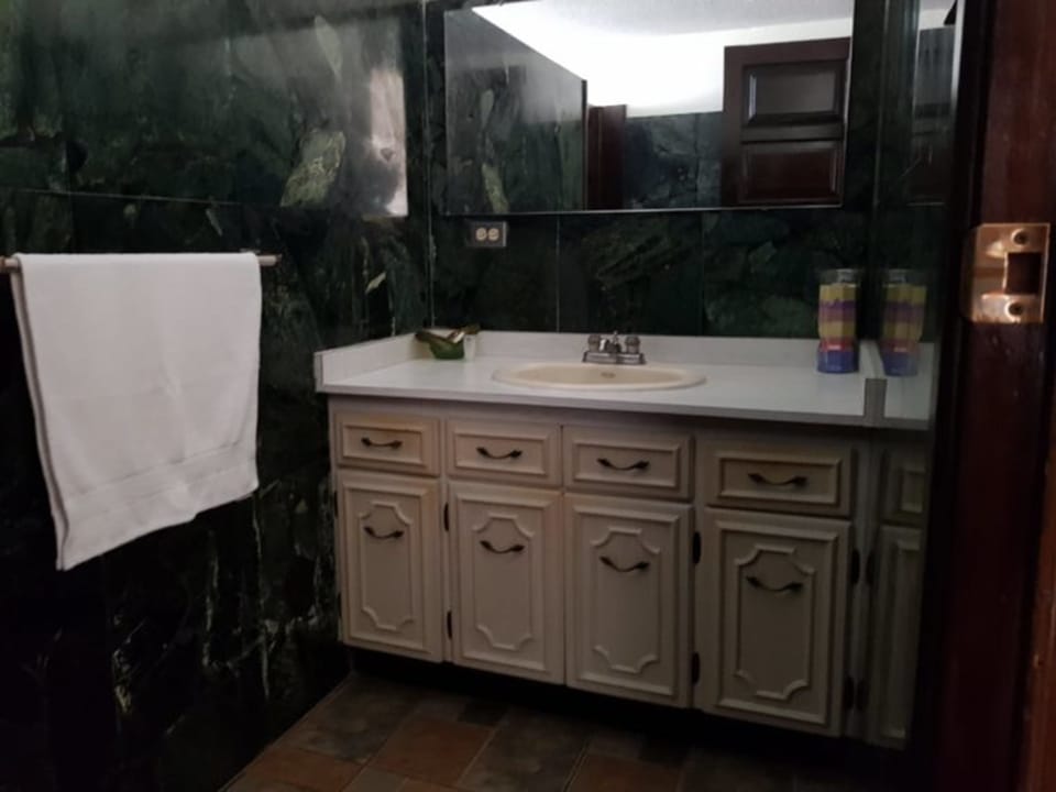 Classic Triple Room, 3 Twin Beds, Non Smoking | Bathroom sink