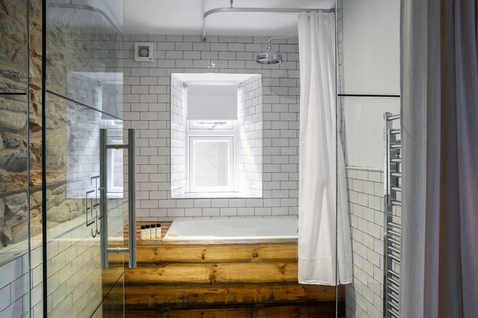 Suite | Bathroom | Deep soaking tub, free toiletries, hair dryer, towels