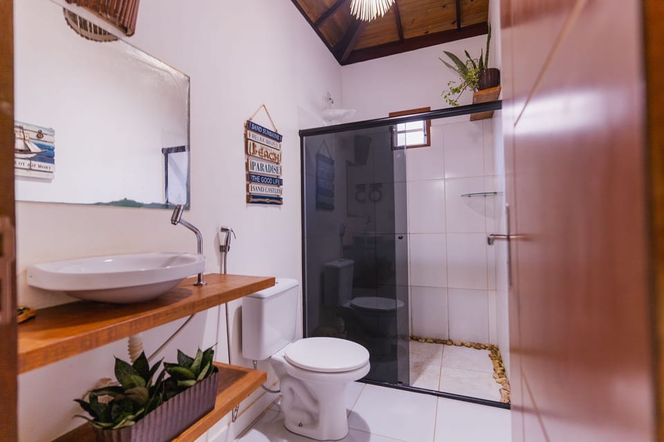 Shower, free toiletries, hair dryer, bidet